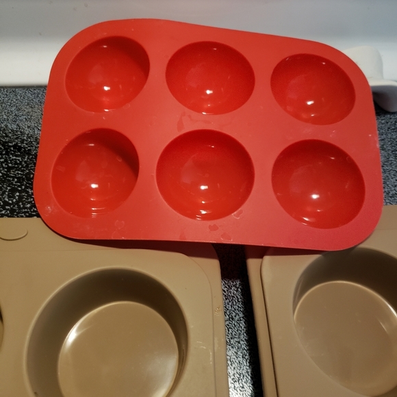 2 large Calphalon slicone baking pans and one small red one. Excellent condition - Picture 4 of 6